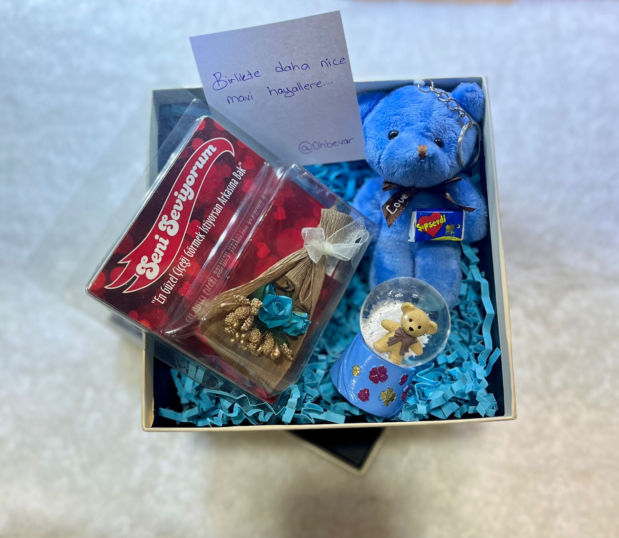 Mavi Aşk Hediye Kutusu – Ayıcıklı, Kar Küreli ve Sürpriz Notlu Özel Set